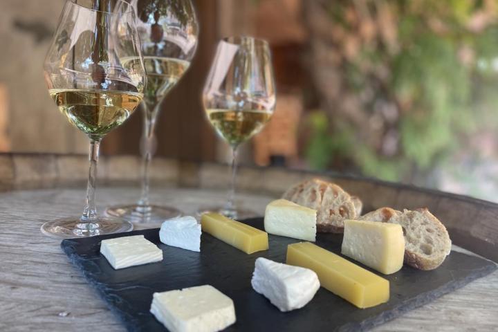 Aperitifweine und Käse aus dem Tal